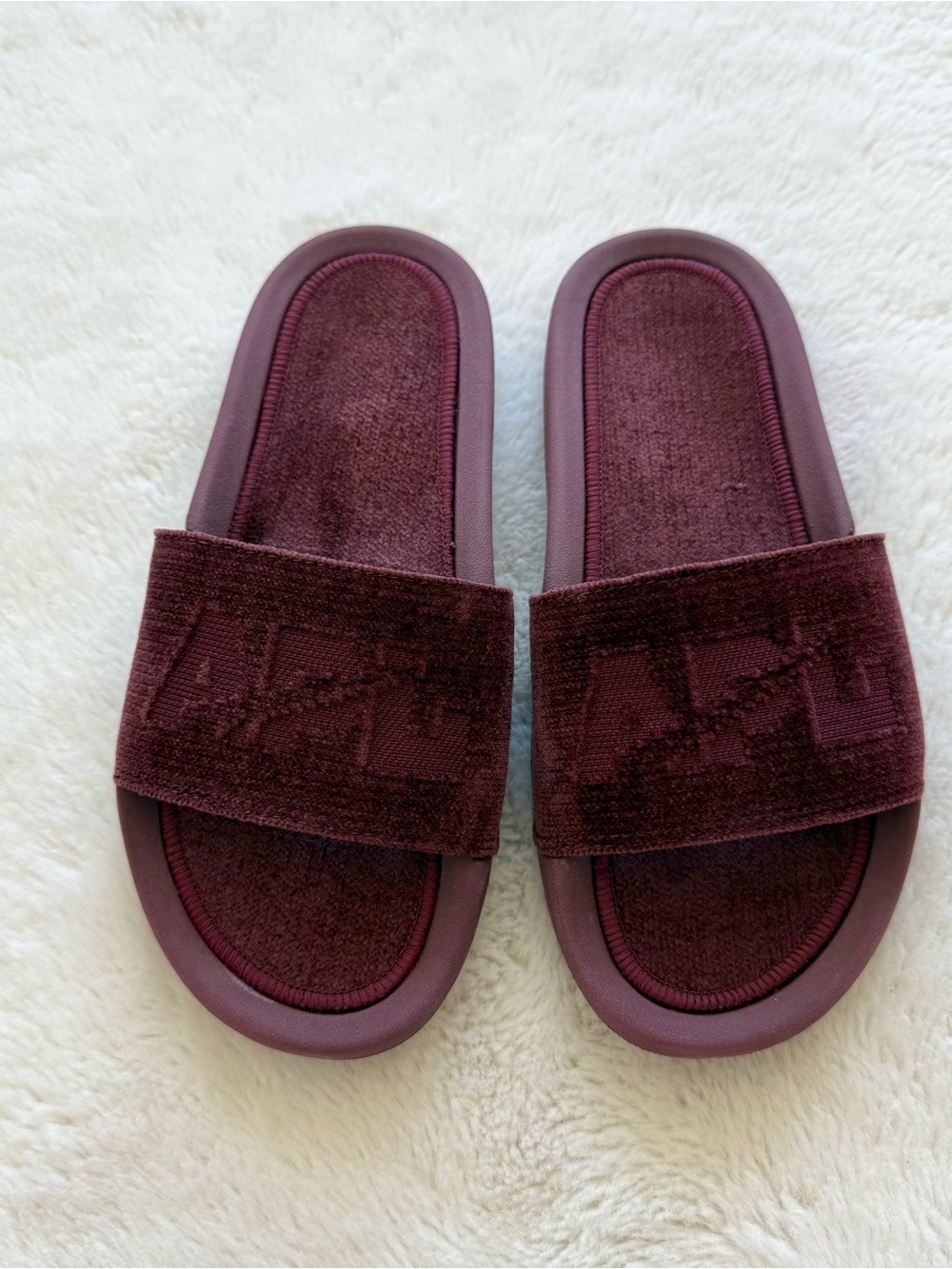 NEW!!! A.P.L women’s techloom velvet burgundy slides size 6 US Retail 130$